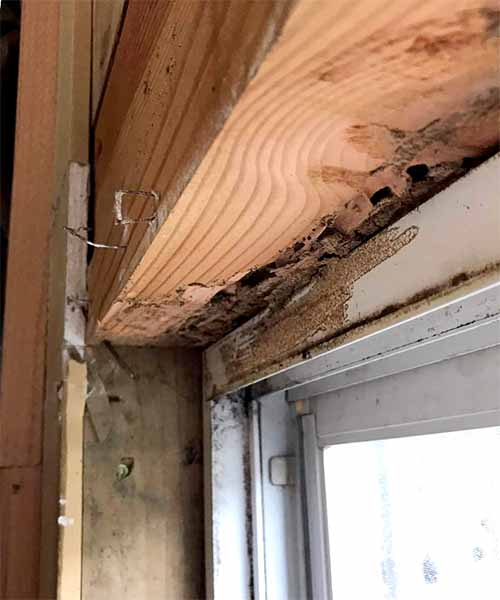 新潟市北区O様邸水まわりリフォーム前_ボロボロの窓枠