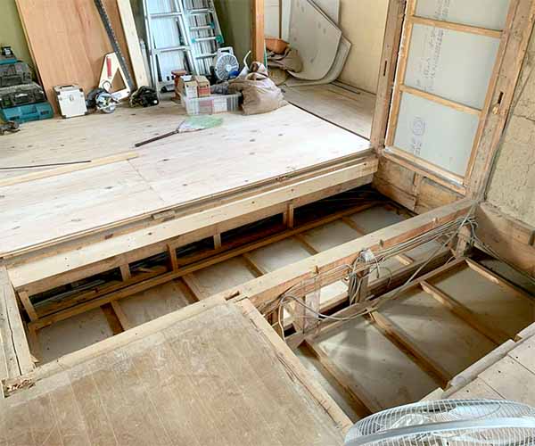 新発田市Y様邸内装リフォーム中_床の水平合わせ