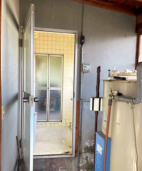 新潟市北区M様邸お風呂リフォーム前_壊れた電気温水器