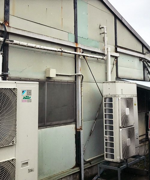 工場として使われている建物ですが、経年劣化があちこちに見られます。