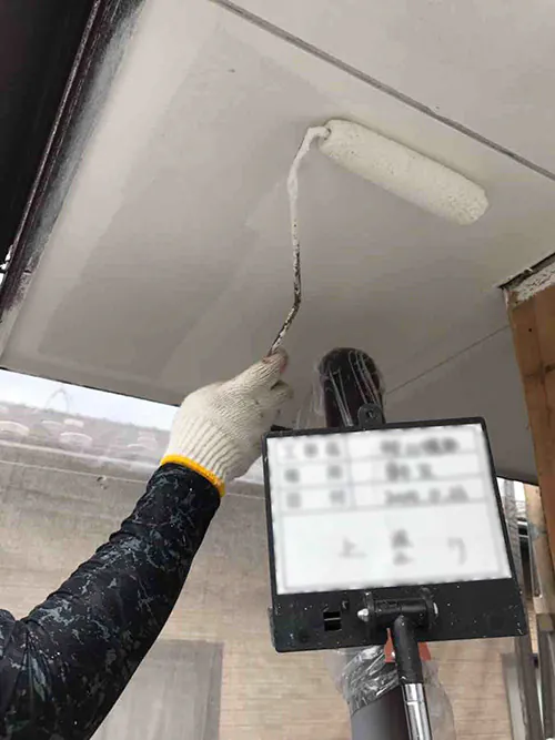 新発田市M様邸　外壁張替え中_軒天塗装