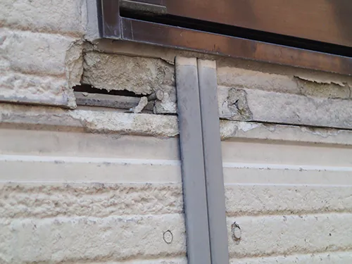新発田市M様邸　外壁張替え前_窓周りの凍害