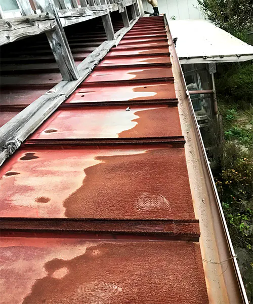 新潟市北区Y様邸　外壁リフォーム前_屋根のサビ