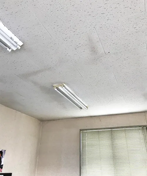 新潟市北区T社様　屋上塗装前_雨漏