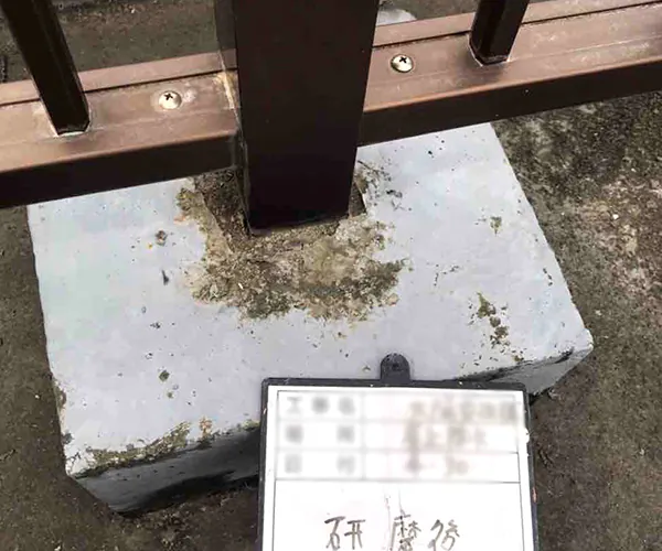 新潟市北区T社様　屋上塗装前_ガタガタになった下地