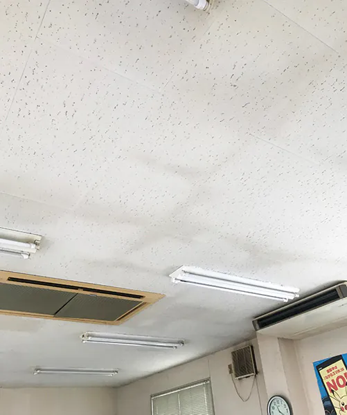 新潟市北区T社様　屋上塗装前_雨漏あと