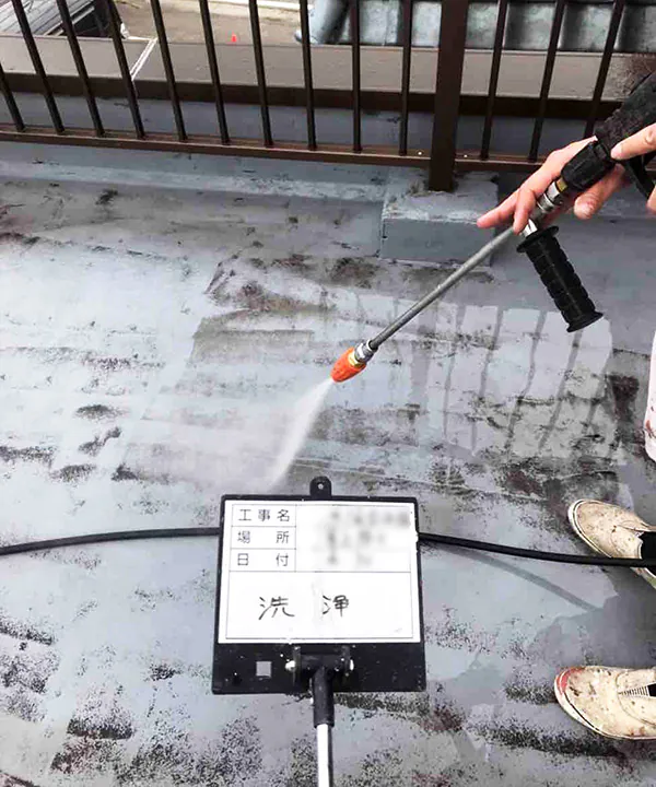 新潟市北区T社様　屋上塗装中_高圧洗浄
