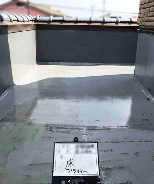 新潟市北区T社様　屋上塗装中_床にプライマー