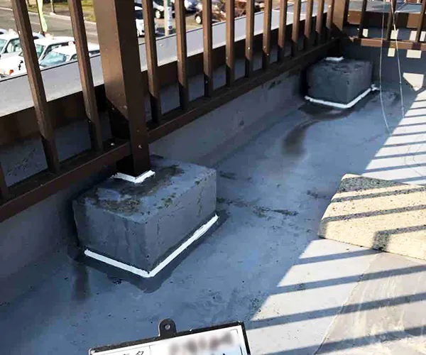 新潟市北区T社様　屋上塗装中_立ち上がり部コーキング