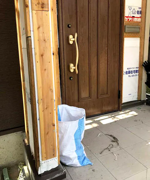 新潟市北区S様邸外壁塗装中_玄関張替え