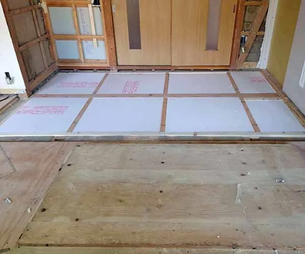 新潟市北区S様邸キッチンリフォーム中_床の断熱材