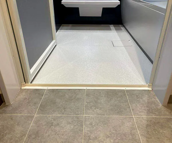 新潟市東区K様邸水まわりリフォーム後_お風呂段差