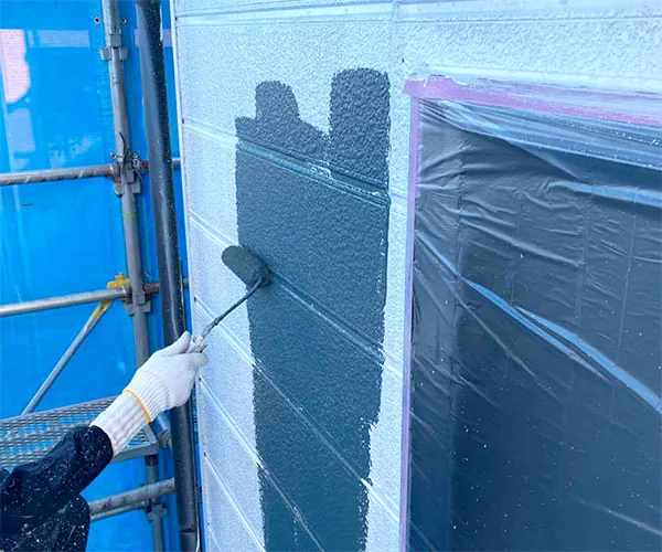 新潟市北区M様邸外壁塗装中_中塗り