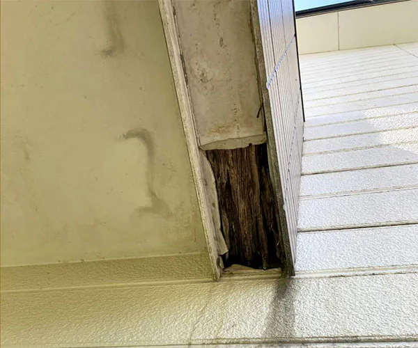 新潟市北区M様邸外壁リフォーム前_バルコニー下