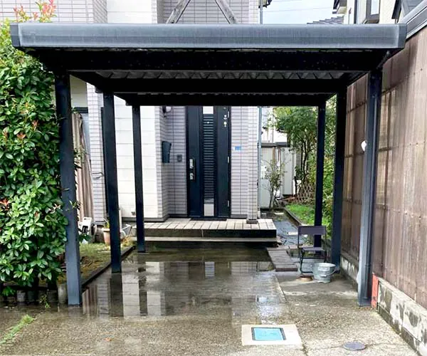 新潟市北区M様邸リフォーム前_水が溜まった玄関アプローチ