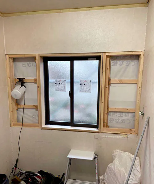 新潟市東区Y様邸洗面所リフォーム中_窓交換