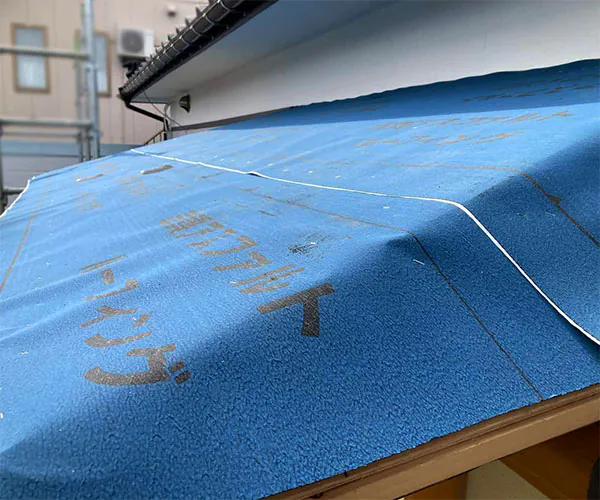 新潟市東区Y様邸玄関屋根修繕中_屋根下地シート