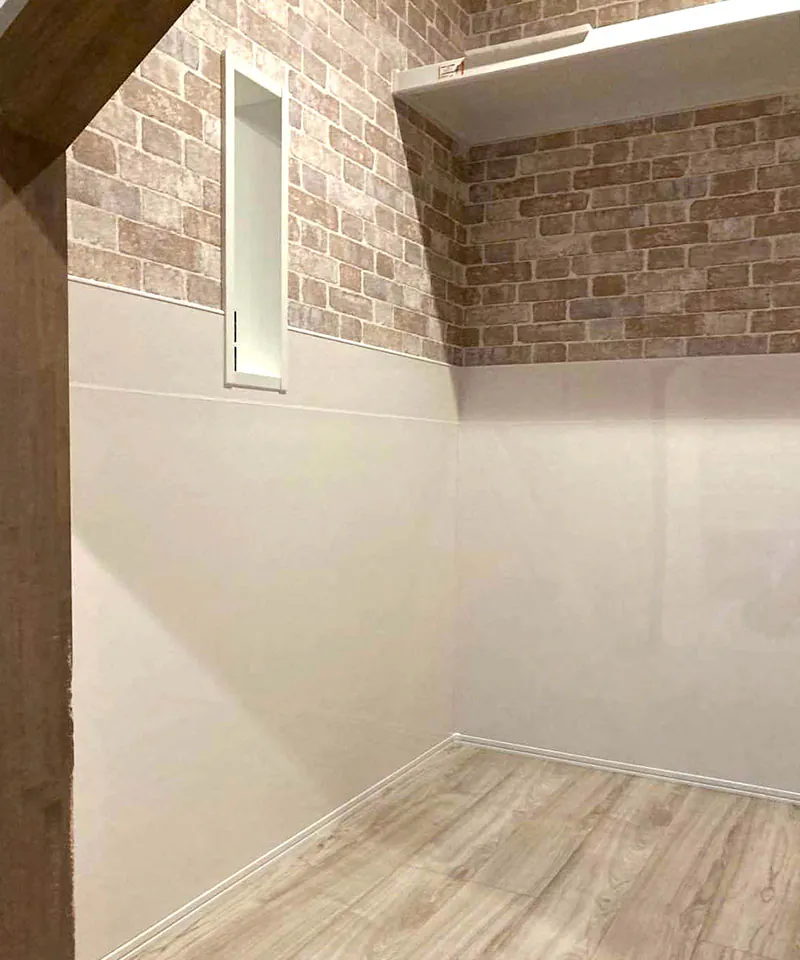 新潟市北区T様邸　ペット対応リフォーム後_腰の高さまで壁材を貼りました