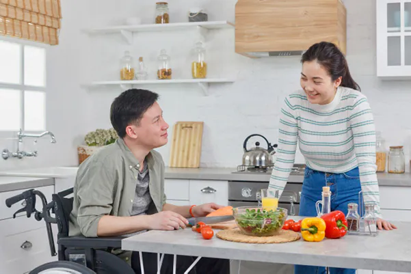 キッチンのバリアフリー化_車椅子の人も一緒に作業