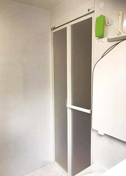 新潟市北区O様邸水まわりリフォーム後_風呂扉