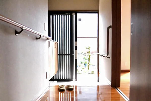 玄関から廊下への手すり
