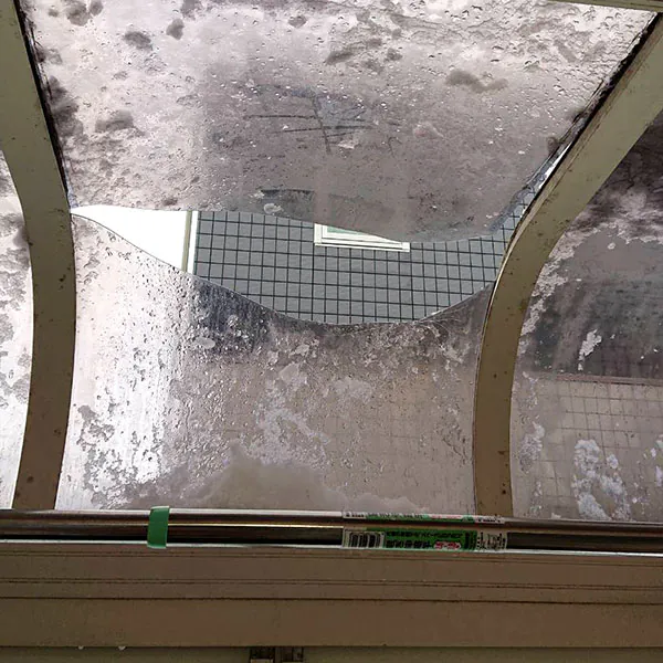 落雪で割れたポリカパネル