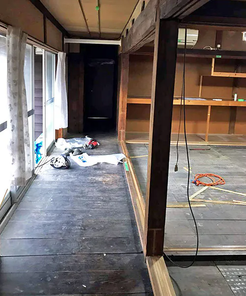 新発田市I様邸リビングリフォーム中_縁側と高さを合わせる