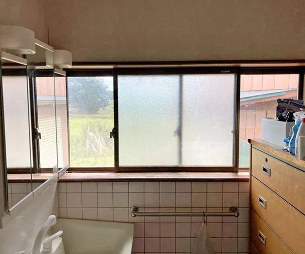 新潟市北区Y様邸水まわりリフォーム前_脱衣室の窓