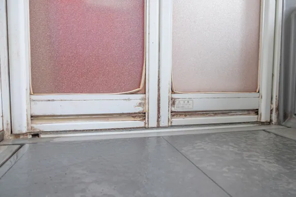 古くなったお風呂扉