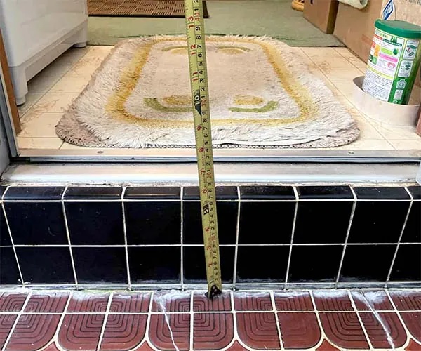 新潟市北区S様邸水まわりリフォーム前_お風呂入口の段差