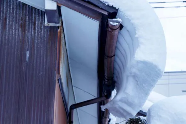 せり出した雪庇