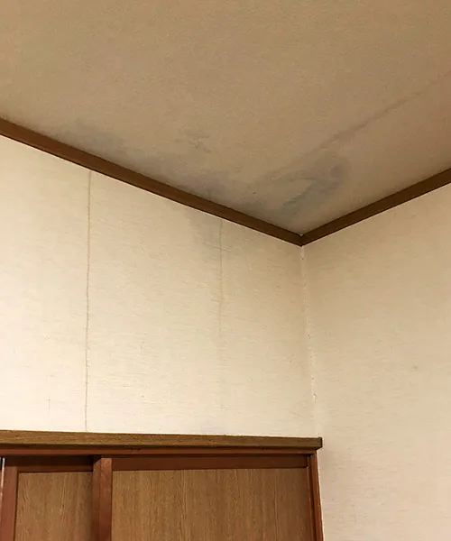 雨漏れによるシミ