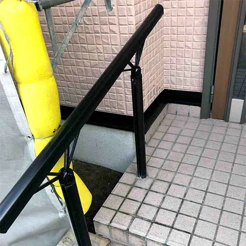 新潟市北区T様邸_玄関手すり塗装後