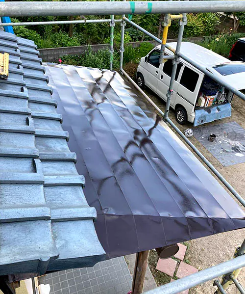 新発田市S様邸玄関リフォーム中_屋根塗装