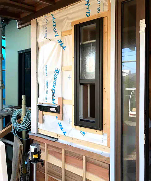 新発田市S様邸玄関リフォーム中_窓新設