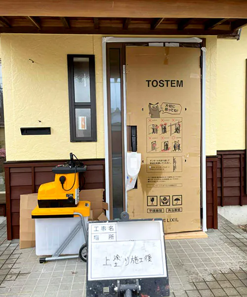 新発田市S様邸玄関リフォーム中_ドア設置