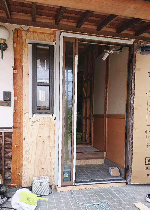 新発田市S様邸玄関リフォーム中