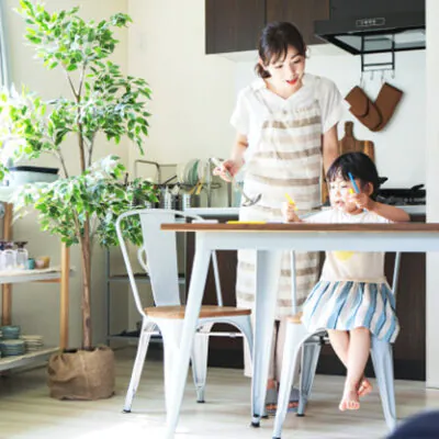 キッチンで子どもの面倒を見ながら家事