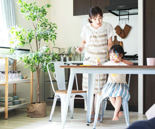 キッチンで子どもの面倒を見ながら家事
