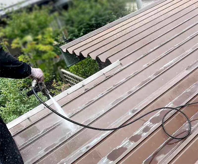 M様邸　屋根塗装中_高圧洗浄