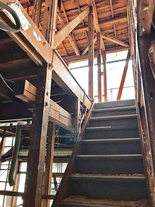 新潟市東区H様邸　フルリノベーション中_解体中の階段