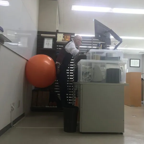 ゆい工房社長（立って仕事中）