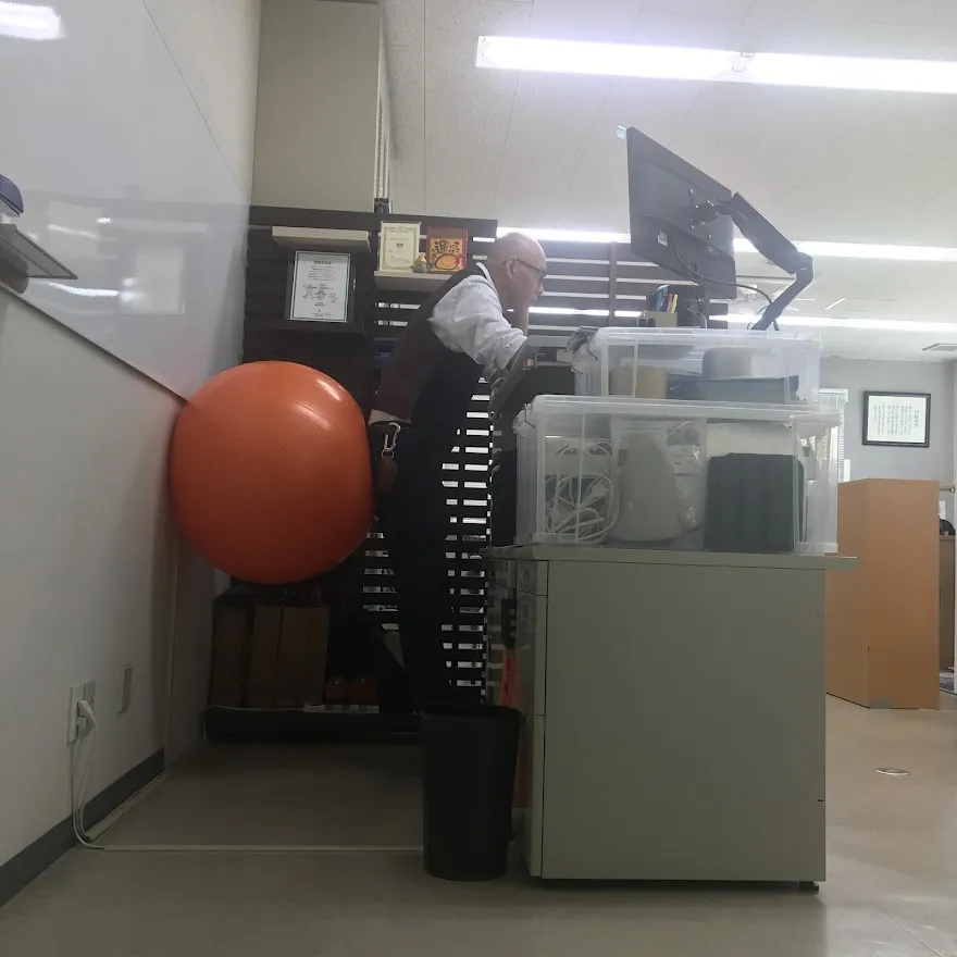 ゆい工房社長（立って仕事中）