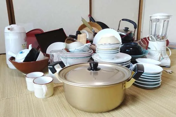 キッチンにある不要な鍋や皿