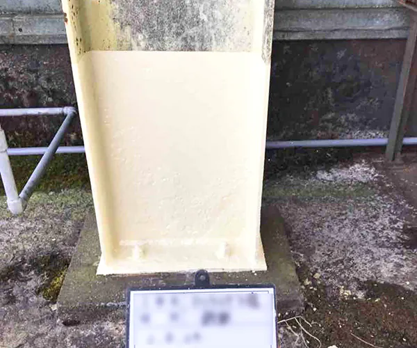 新潟市北区M社様工場リフォーム中_柱の塗装