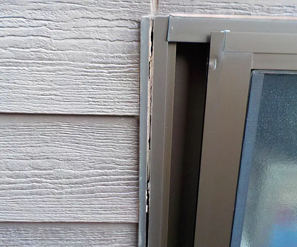 新潟市北区K様邸　外壁塗装前_窓周りコーキング割れ