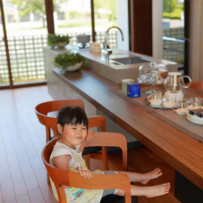 アイランドキッチンにいる子ども