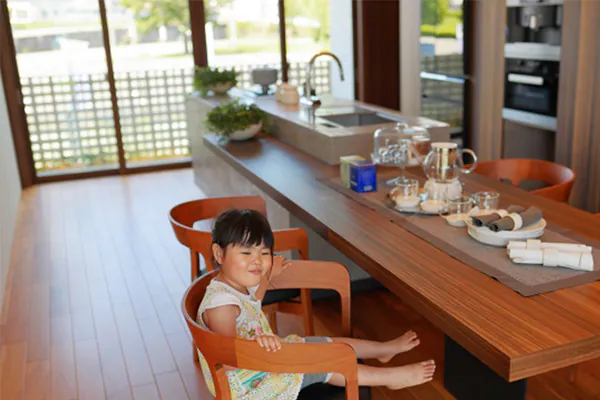 アイランドキッチンにいる子ども