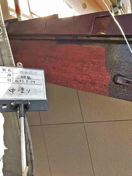 新潟市北区M様邸　外壁リフォーム中_破風中塗り