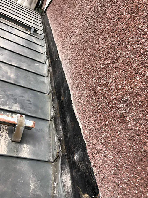 新潟市北区S様　屋根外壁リフォーム前_屋根の隙間